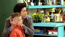 Cole Mitchell Sprouse a David Schwimmer jako Ben a Ross v seriálu Pátelé