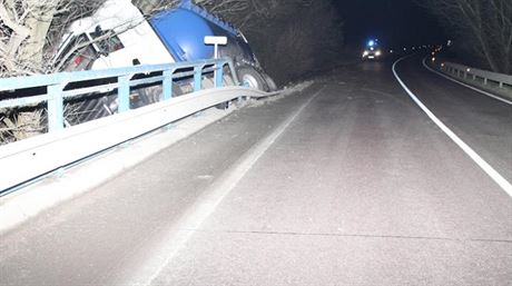 Havárie cisterny mezi Hevlínem a Hrabticemi (11. února 2015).
