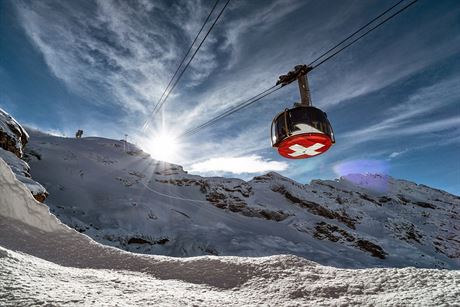 Titlis Rotair - uniktn oton lanovka (prvn svho druhu na svt) vyveze...