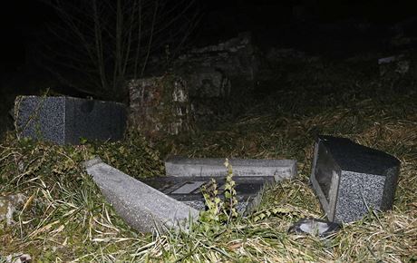 Jeden z poniených hrob na idovském hbitov v Sarre-Union ve Francii. (15....