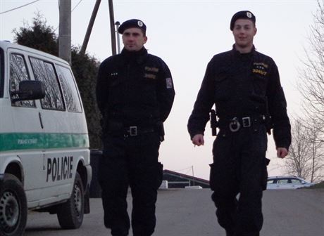 Hlídkující policisté u skladu firmy Multiagro ve Slatin. Ilustraní snímek.  