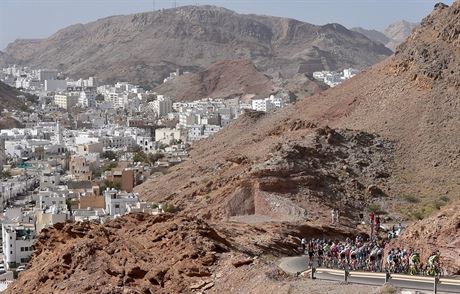 Momentka z cyklistického závodu Kolem Ománu.