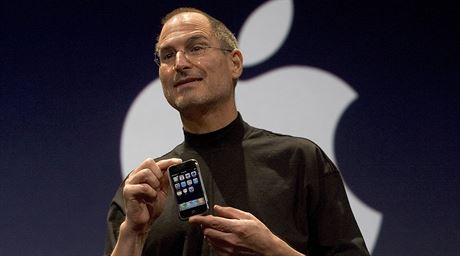 Steve Jobs poprvé veejnosti ukazuje Apple iPhone. (Mac World 2007)