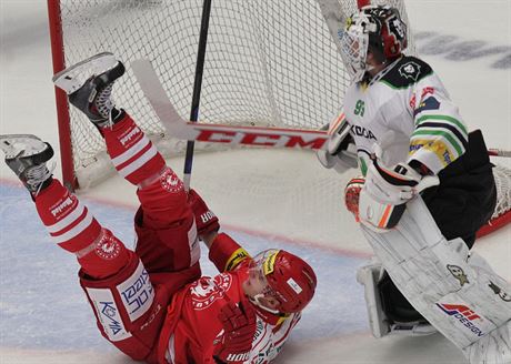 Tinecký Luká ejdl dává druhý gol tineckých a padá ped brankáem Martinem ...