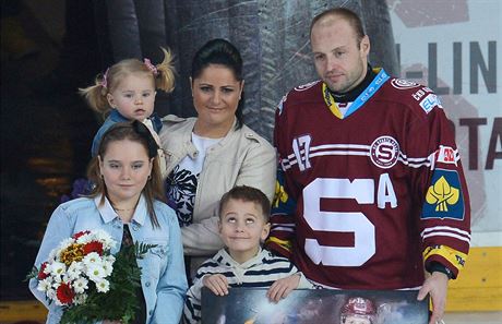 Jaroslav Hlinka (na snímku s rodinou) byl ocenn coby nejproduktivnjí hrá v...