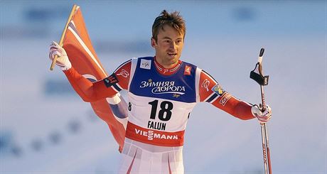 Norský lya Peter Northug slaví zlatou medaili ze sprintu na mistrovství svta...