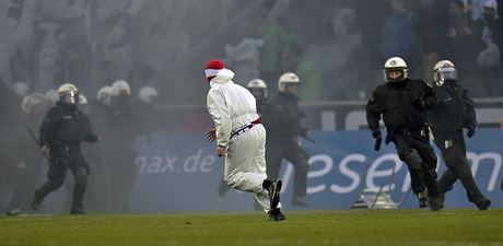 DIVOKÁ BUNDESLIGA. Policisté nahání fanouky Kolína, kteí vnikli na hit...