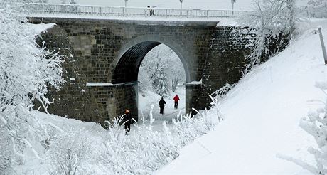 Moldavskou horskou drhou na bky - Pod viaduktem koleje kon, lyai jedou...