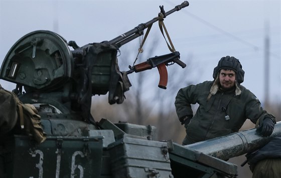 Ukrajinský voják v Artmivsku (8. února 2015)