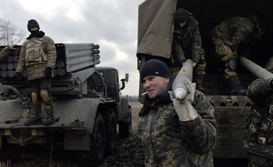 Ukrajinští vojáci s raketomety Grad u Debalceve (8. února 2015)