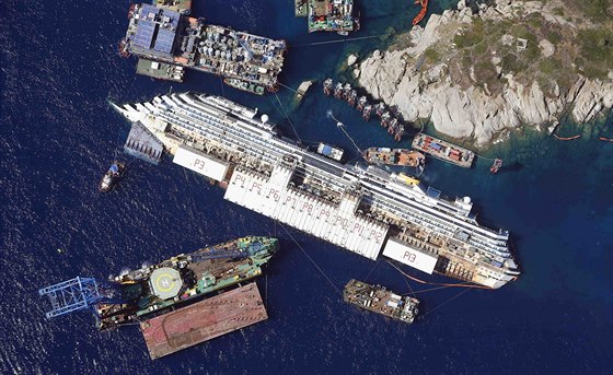 Ztroskotaná lo� Costa Concordia na snímku po�ízeném z vrtulníku italského...