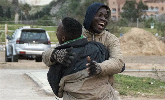Radost afrických uprchlík, kterým se podailo zdolat plot mezi Marokem a...