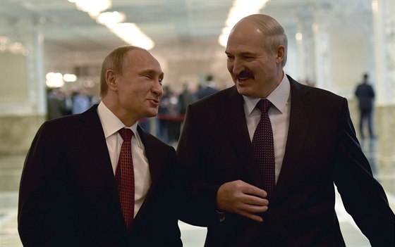 Ruský prezident Vladimi Putin a jeho běloruský protějšek Alexander Lukašenko...
