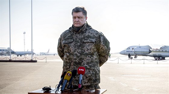 Ukrajinský prezident Poroenko oznámil na kyjevském letiti staení armády z...