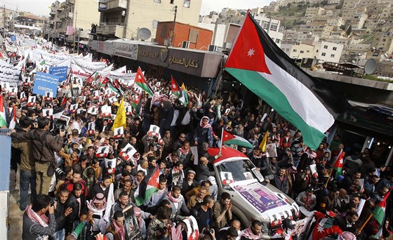 Jordánci po modlitbách v pátek vyli do ulic, aby ukázali podporu svému králi...