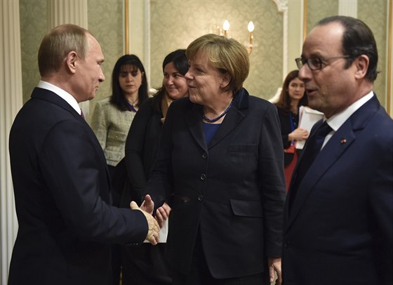 Vladimir Putin, François Hollande, Angela Merkelová na krátké schůzce před...