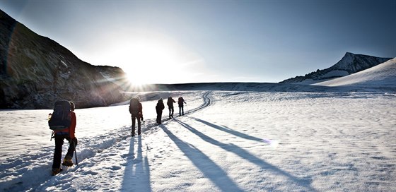 eka uvázla v Alpách ve trbin. I s manelem je zachránil a vrtulník. Ilustraní snímek