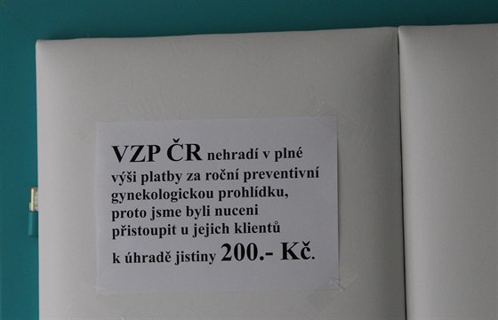 Nápis na dveích gynekologa, kterému chce VZP vypovdt smlouvu (13. února 2015)