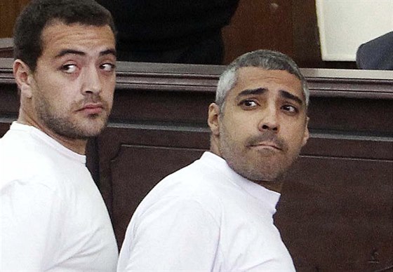 Souzení novinái stanice al-Dazíra Mohamed Fahmy (vpravo) a Báhir Muhammad na...