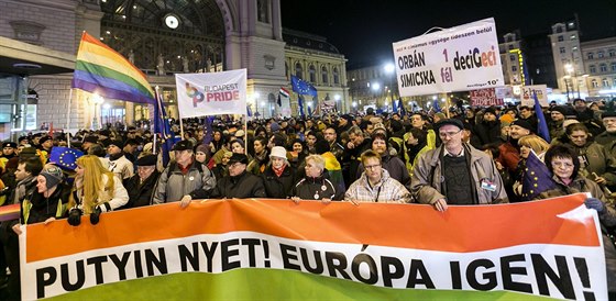 Na protesty dorazilo nkolik set lidí. V ele prvodu nesli transparent s...