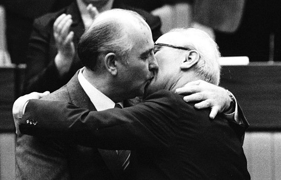 Michail Gorbačov v dubnu 1986, když Erichu Honeckerovi veřejně blahopřál ke...