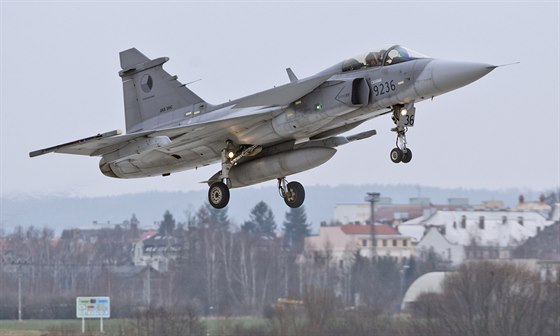 Stíhací letoun Jas 39 Gripen na letiti u áslavi (ilustraní snímek)