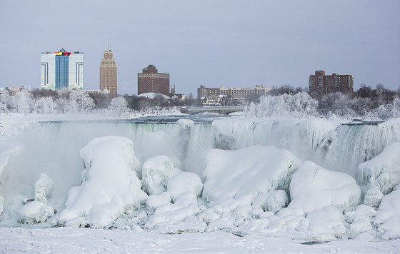 Zamrzlé Niagarské vodopády na kanadské stran, která je více turisticky...