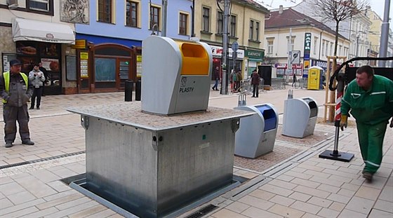 Podzemní kontejnerová stání vypadají mnohem lépe, ne klasické velké barevné nádoby na odpad. Do center mst se hodí mnohem víc. Takové napíklad mají na nov opravené tíd Míru v Pardubicích.