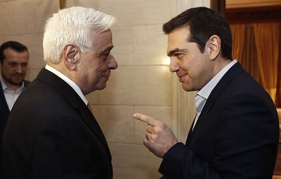 Nový ecký prezident Prokopis Pavlopulos (vlevo) hovoí s premiérem Alexisem...