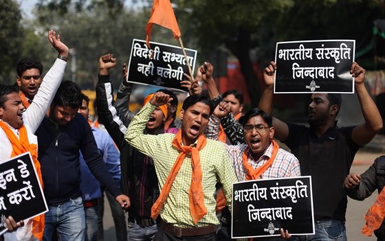 Radikální hinduisté protestují proti cizímu svátku sv. Valentýna. (12. února...
