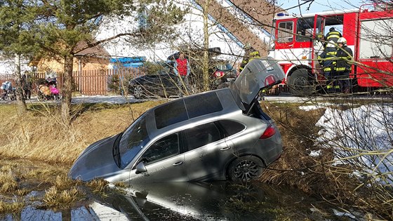 Porsche Cayenne S sjelo do rybníku poblí dolní stanice lanovky ve Skiareálu...