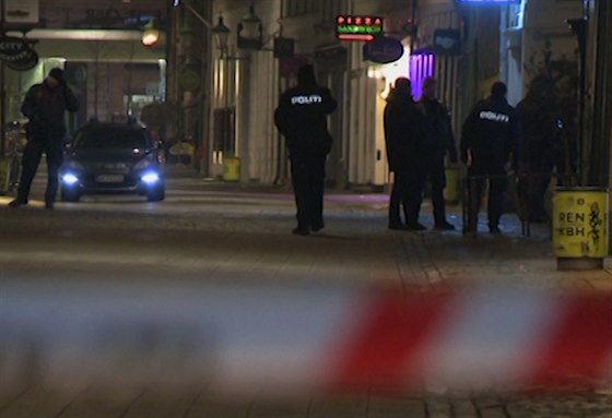 Policisté na místě střely u kodaňské synagogy. (15. února 2015)