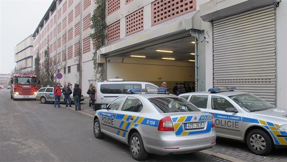 Policisté prohledávají nákupní centrum IGY poté, co anonym nahlásil, že je tam...