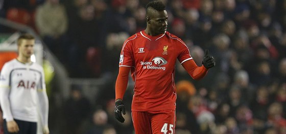 Liverpoolský útoník Mario Balotelli a jeho stídmá oslava gólu do sít...