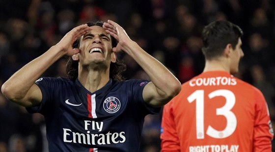 Uruguayský útoník Edinson Cavani z Paris St. Germain a belgický branká...