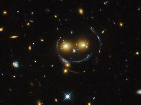 Skupina galaxií SDSS J1038+4849 pohlíí z fotografie Hubbleova teleskopu s...