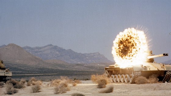 Zásah tanku protitankovou střelou na polygonu americké armády.