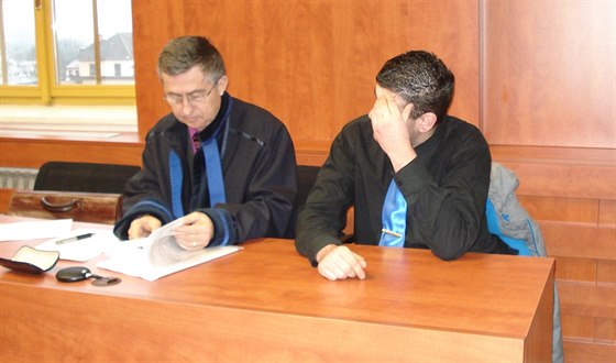 Obžalovaný Nikola Raduljev si u soudu před novináři zakrýval obličej. Vlevo na...