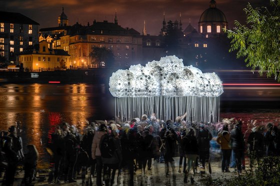 Bhem festivalu umlci vyrábí nejrznjí svtelné instalace.