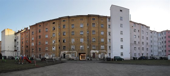 Vnitroblok dom� v Plachého ulici, kde vzniklo ghetto.