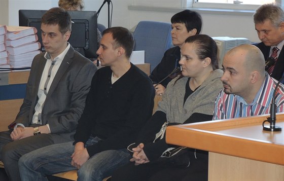 Pavel Šenk (zcela vlevo) a další obžalovaní u zlínského soudu.