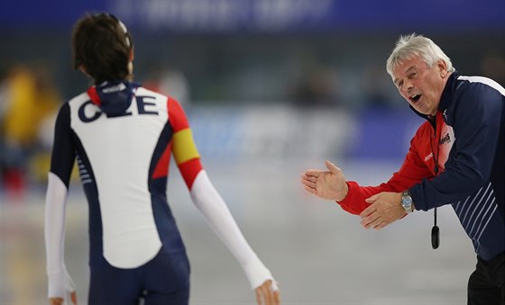 Martina Sáblíková poslouchá pokyny trenéra Petra Nováka.