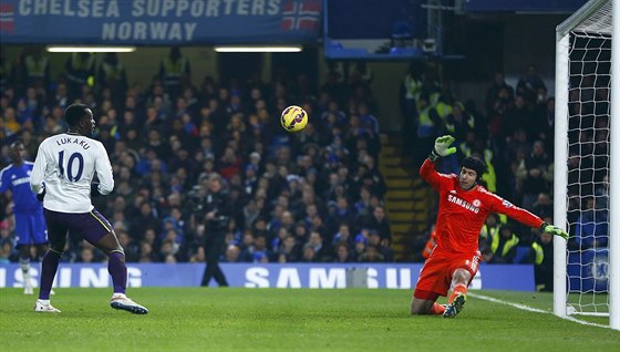 Gólman Petr ech z Chelsea likviduje anci Romela Lukaka z Evertonu.