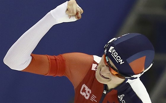 Martina Sáblíková se raduje z další zlaté medaile, tentokrát ze závodu na 5000...