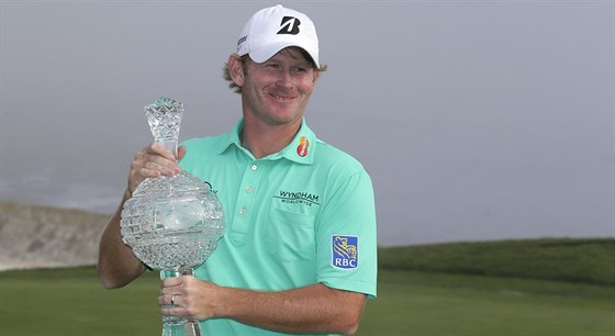 Brandt Snedeker s trofejí pro vítze turnaje v Pebble Beach.