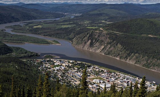 Krajina Yukonu s proslulým zlatokopeckým mstekem  Dawson City, kde se slévají...