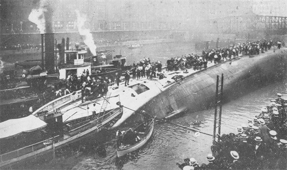 Dobový snímek tragédie lodi SS Eastland