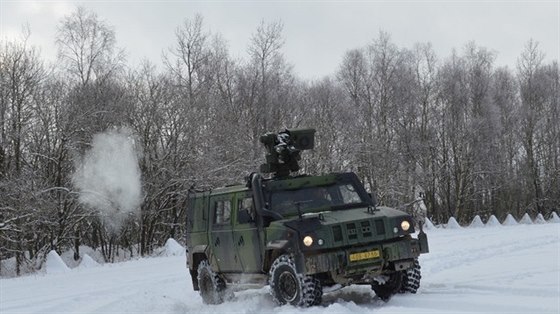 Armádní LOV 50B IVECO pi stelbách ve výcvikovém prostoru Libavá, kde...