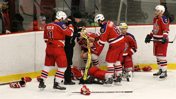 Havlíkobrodtí hokejisté se shlukli kolem zranného Tomáe Semráda a snaí se...