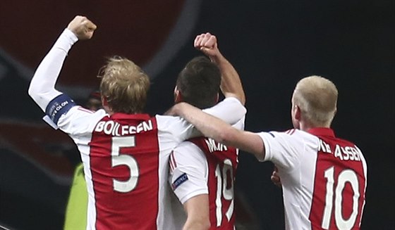 Nicolai Boilesen, Arkadiusz Milik a Davy Klaassen (zleva) z Ajaxu Amsterdam se...